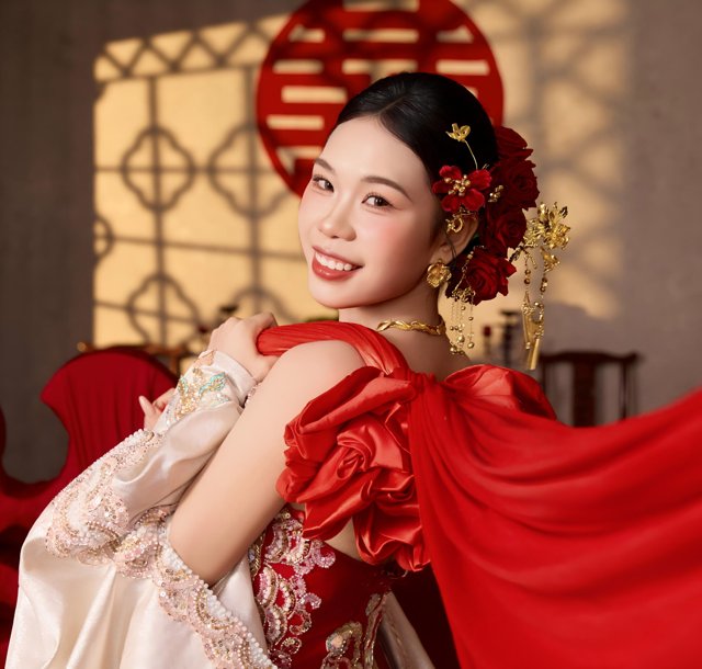 陈梅梅身着红色中式礼服，回眸微笑